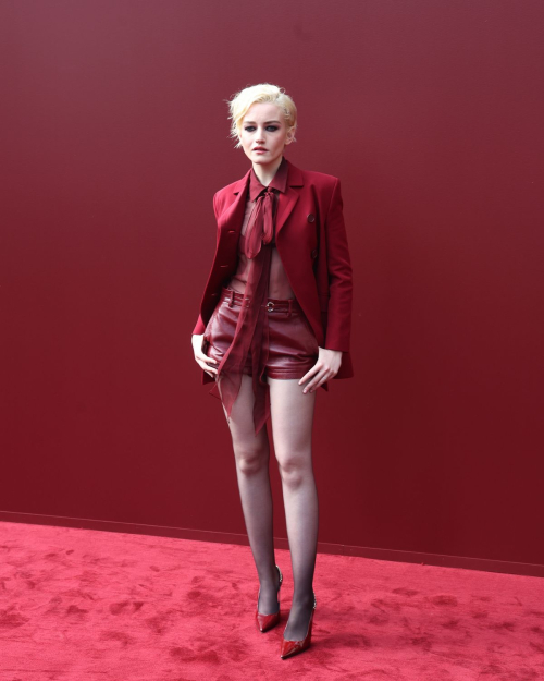 Julia Garner at Gucci Fashion Show at Milan Fashion Week 4