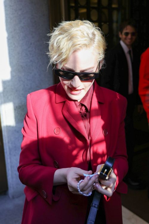 Julia Garner Leaves Gucci Fashion Show at Milan Fashion Week 3