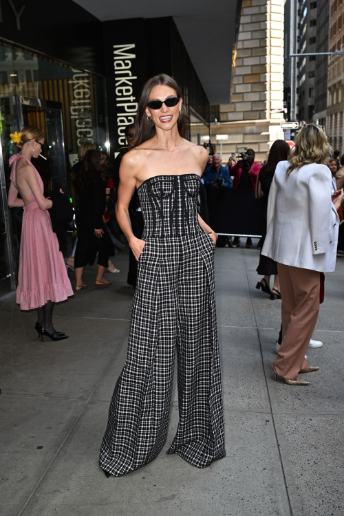 Karlie Kloss at Carolina Herrera Spring 2024 Fashion Show at New York Fashion Week 3