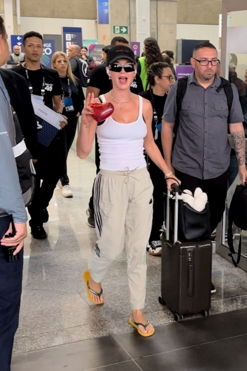 Katy Perry Arrives in Rio Ahead of Her Rock in Rio Performance 3