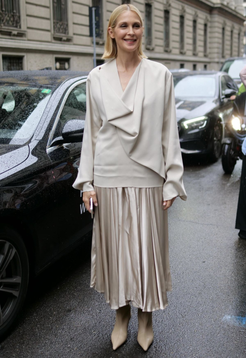 Kelly Rutherford Arrives at Del Core Fashion Show at Milan Fashion Week 4