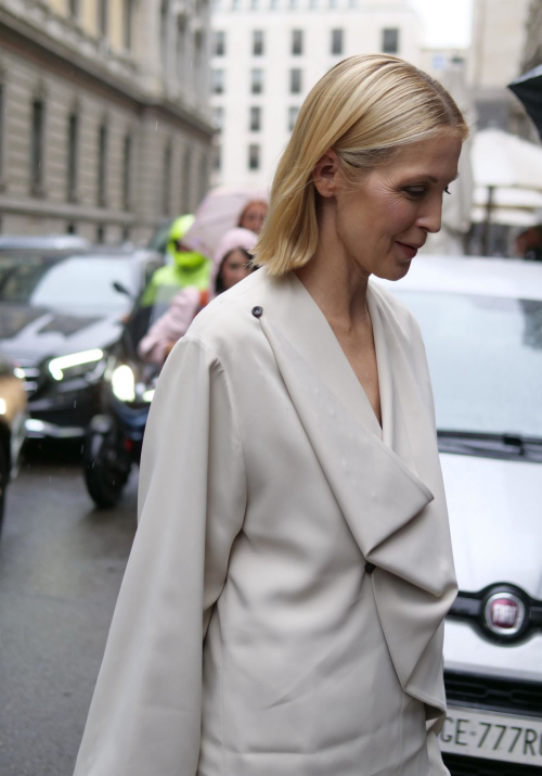 Kelly Rutherford Arrives at Del Core Fashion Show at Milan Fashion Week 5