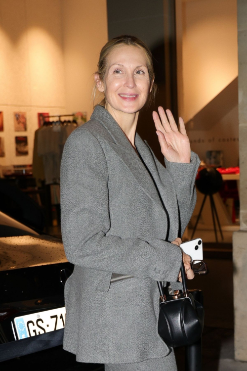 Kelly Rutherford Arrives at Vetements Party at Costes, Paris, September 2024 6