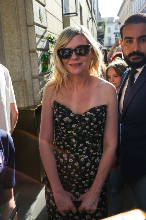 Kirsten Dunst Greets Fans After Gucci Spring/Summer Show at Milan Fashion Week 3