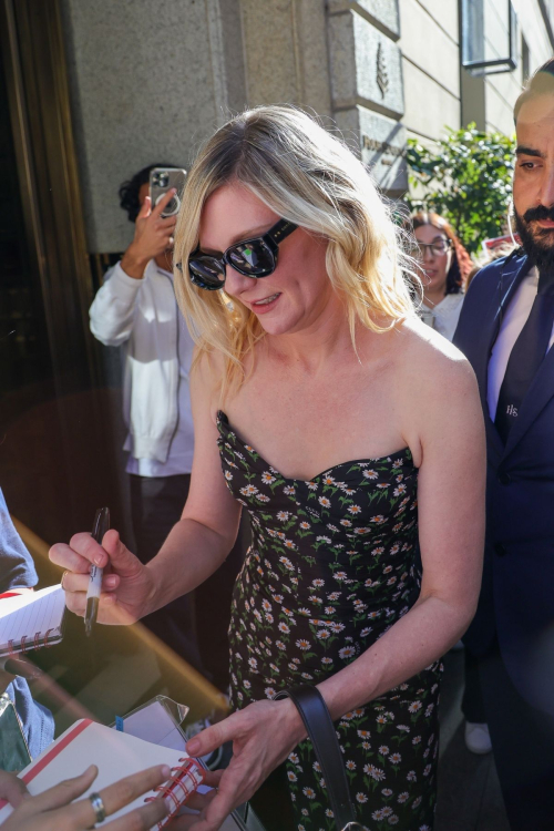 Kirsten Dunst Greets Fans After Gucci Spring/Summer Show at Milan Fashion Week 6