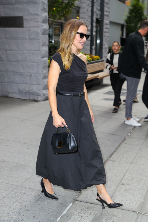 Kristen Bell Heading to Kelly Clarkson Show in New York 1