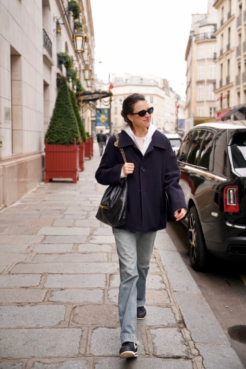 Margaret Qualley Arrives at Hotel in Paris, September 2024 2