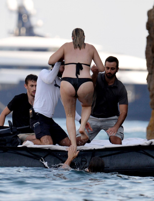 Margot Robbie Pregnant in Black Bikini on Vacation, Italy 5