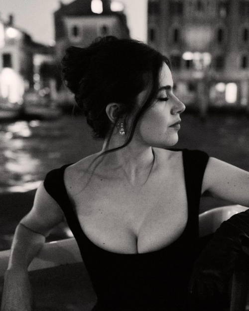 Molly Gordon – Venice Film Festival Photoshoot 1