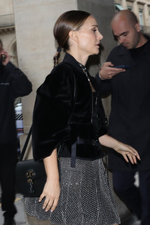 Natalie Portman Leaves Dior Show at Paris Fashion Week, September 2024 5