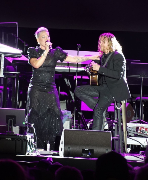 Pink Performs at Kevin Costner’s One805Live in Santa Barbara 5