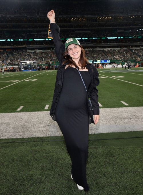 Pregnant Alexandra Daddario at Patriots vs Jets Game in New Jersey 2