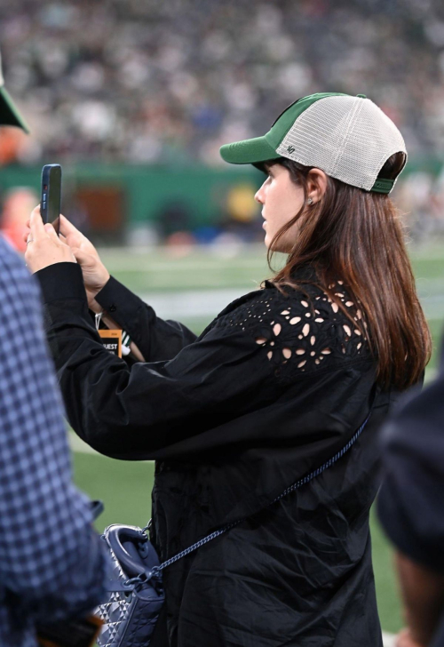 Pregnant Alexandra Daddario at Patriots vs Jets Game in New Jersey 5