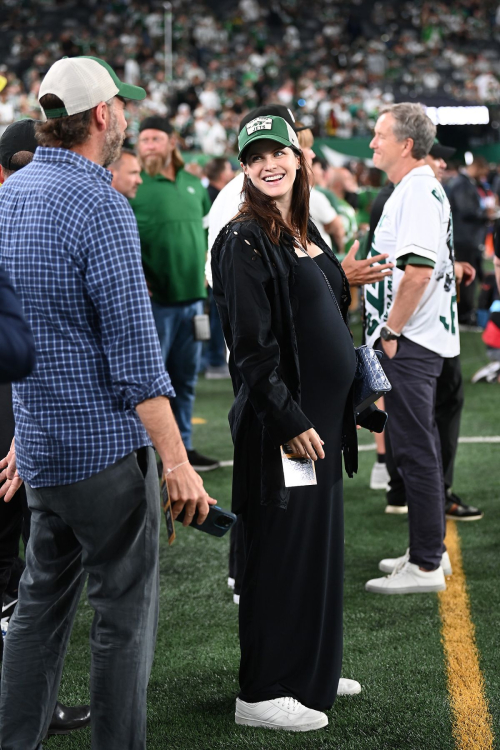 Pregnant Alexandra Daddario at Patriots vs Jets Game in New Jersey 6