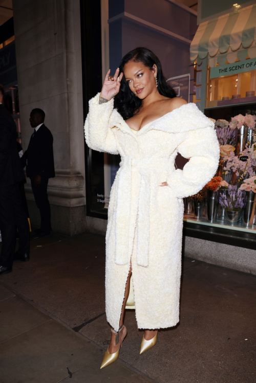 Rihanna Arrives at Selfridges for a Fenty Event in London 1