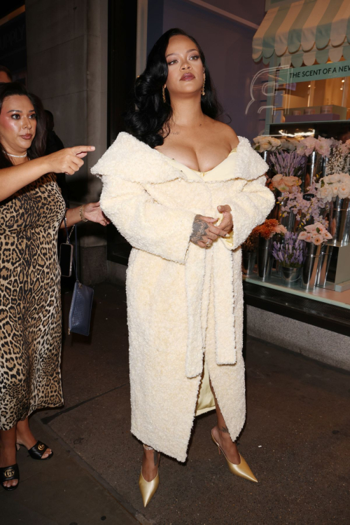 Rihanna Arrives at Selfridges for a Fenty Event in London 6