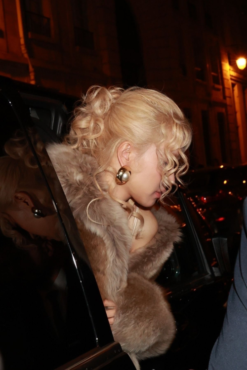 Rose Arrives at YSL Fashion Show Afterparty Paris, September 2024 4