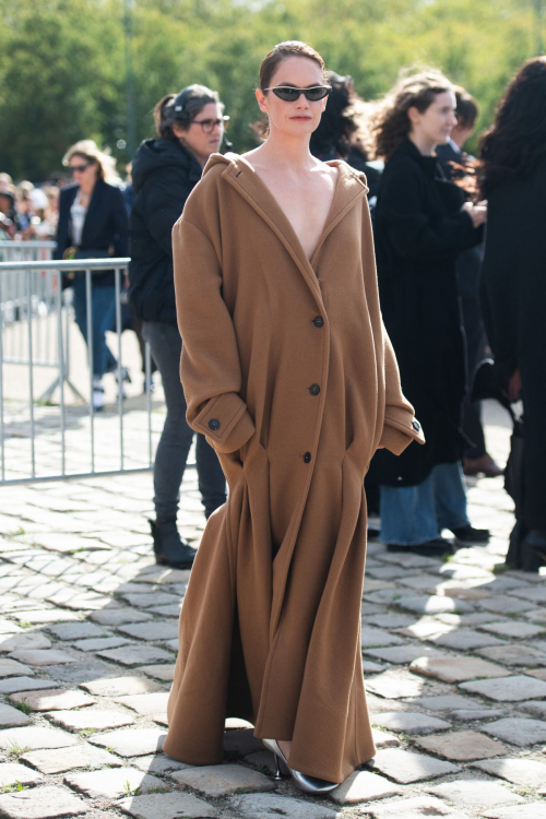 Ruth Wilson Arrives at Loewe Show, Paris Fashion Week, September 2024 1