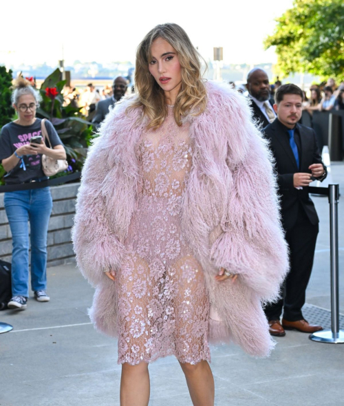 Suki Waterhouse at Michael Kors S/S 2025 Fashion Show at New York Fashion Week 3