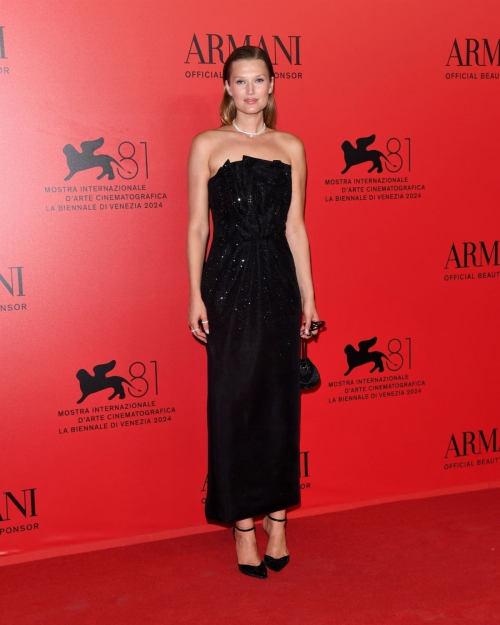 Toni Garrn at Armani Beauty Dinner Photocall 4