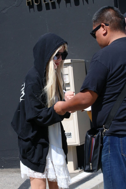 Tori Spelling Arrives at DWTS Rehearsal Studio in Los Angeles 2