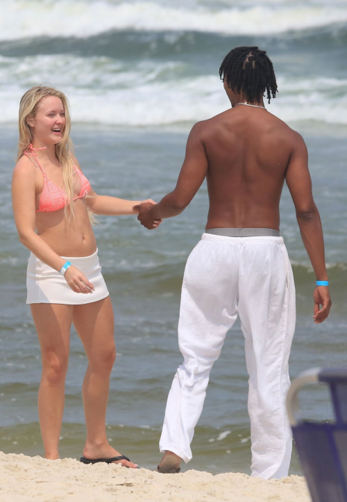 Zara Larsson Enjoying a Fun Day at the Beach in Rio de Janeiro 2