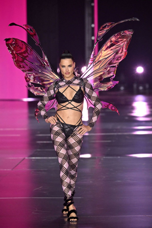 Adriana Lima Walks Runway at Victoria’s Secret Fashion Show October 2024 1