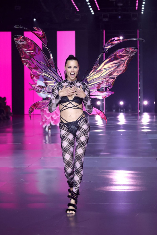 Adriana Lima Walks Runway at Victoria’s Secret Fashion Show October 2024 2