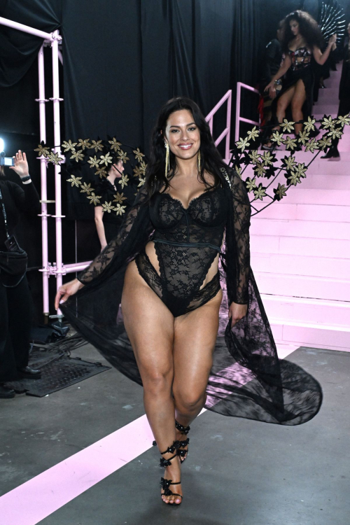 Ashley Graham Walks Runway at Victoria’s Secret Fashion Show October 2024 3