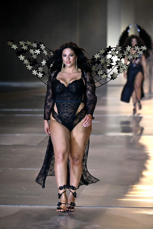 Ashley Graham Walks Runway at Victoria’s Secret Fashion Show October 2024 5