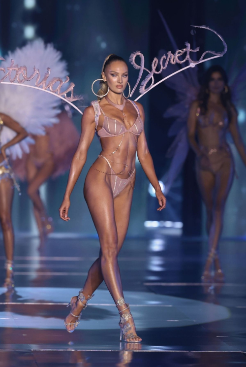 Candice Swanepoel Walks Runway at Victoria’s Secret Fashion Show October 2024 3