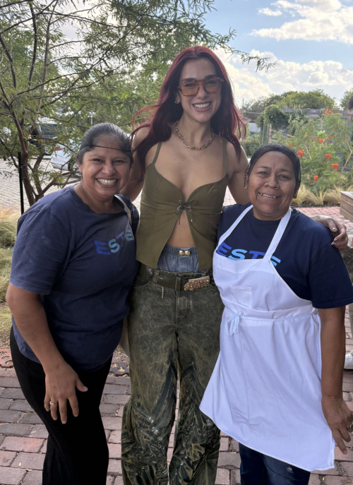 Dua Lipa with Staff at Este Mexican Seafood Restaurant in Austin, October 2024 2