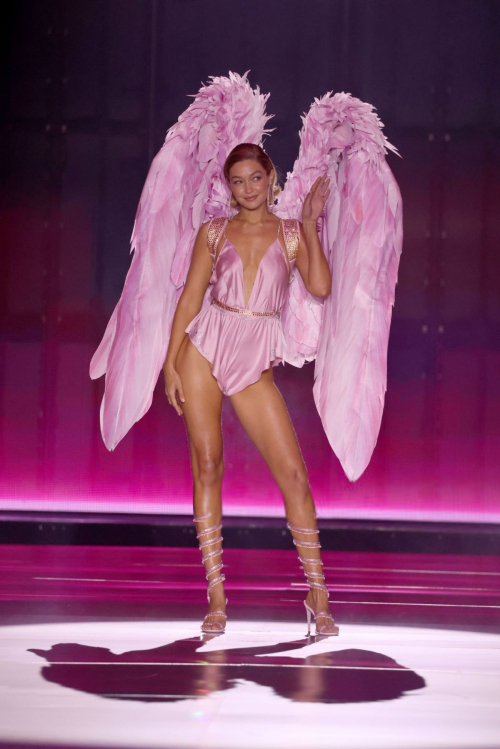 Gigi Hadid Walks Runway at Victoria’s Secret Fashion Show October 2024 3