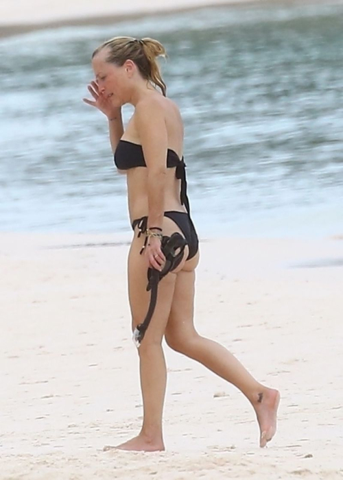 Gillian Anderson in Bikini at a Beach in Mexico, October 2024 3