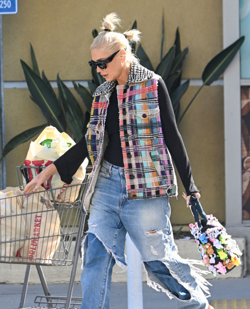 Gwen Stefani Out Shopping in Sherman Oaks, October 2024 6