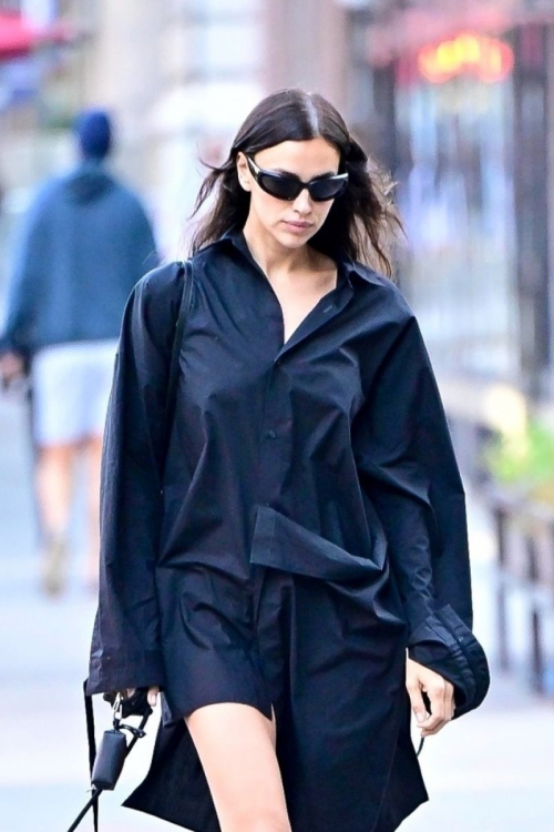 Irina Shayk All in Black Walking Her Dog New York, October 2024 1