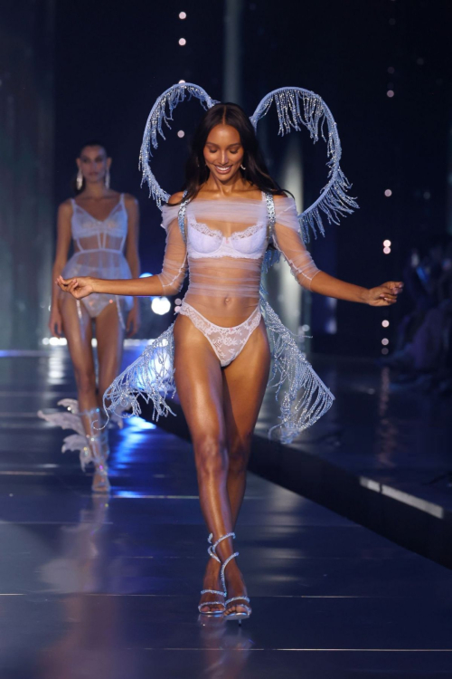 Jasmine Tookes Walks Runway at Victoria’s Secret Fashion Show October 2024 6