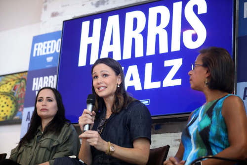 Jennifer Garner at Kamala Harris Campaign in Arizona, October 2024 4