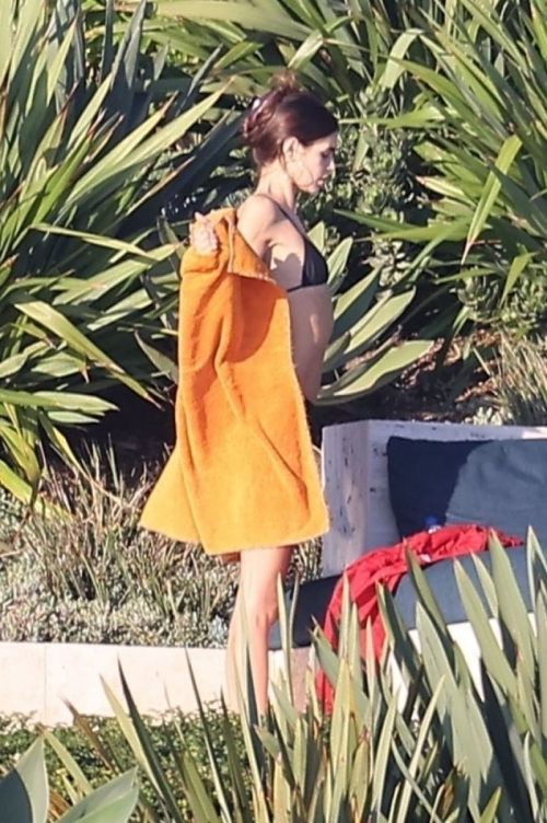 Kaia Gerber at Their Malibu Oceanfront House, October 2024