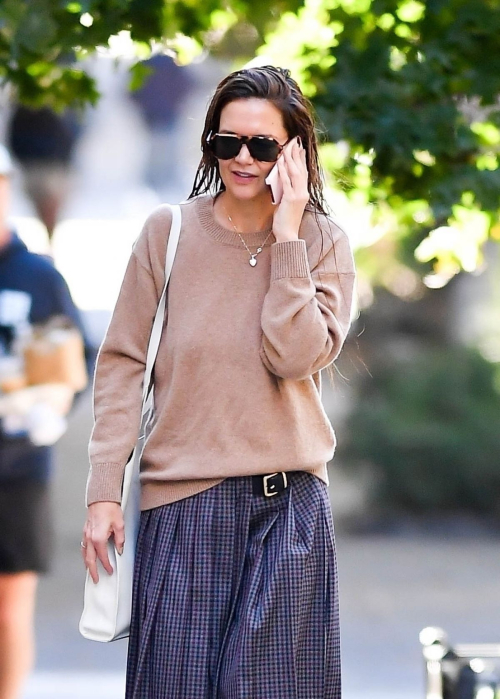 Katie Holmes Out with Wet Hair in New York, October 2024 4