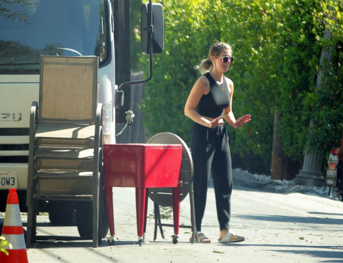 Kelly Rizzo Clears Out Garage Leaves Old Furniture in Studio City, October 2024 1