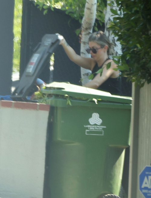 Kelly Rizzo Clears Out Garage Leaves Old Furniture in Studio City, October 2024 5