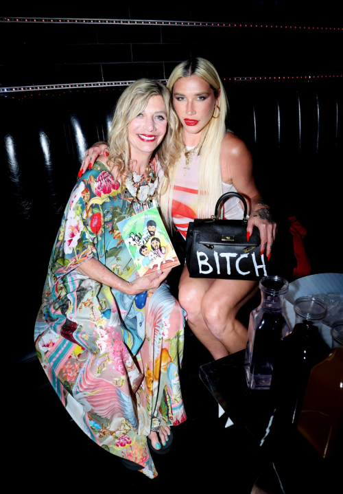 Kesha with Mother at Night of 1000 Kesha