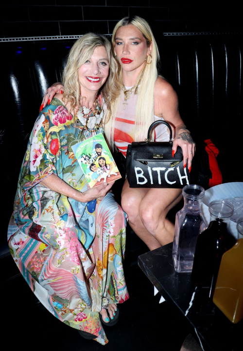 Kesha with Mother at Night of 1000 Kesha