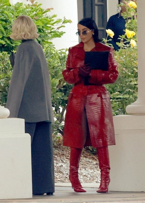 Kim Kardashian Naomi Watts on Set of All