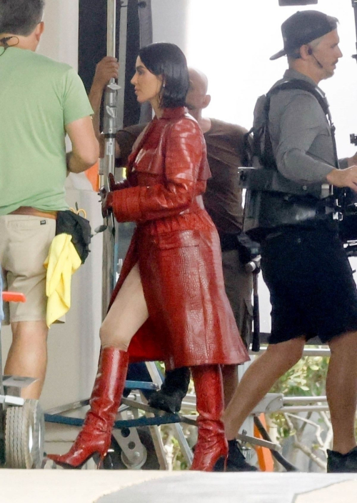 Kim Kardashian Naomi Watts on Set of All