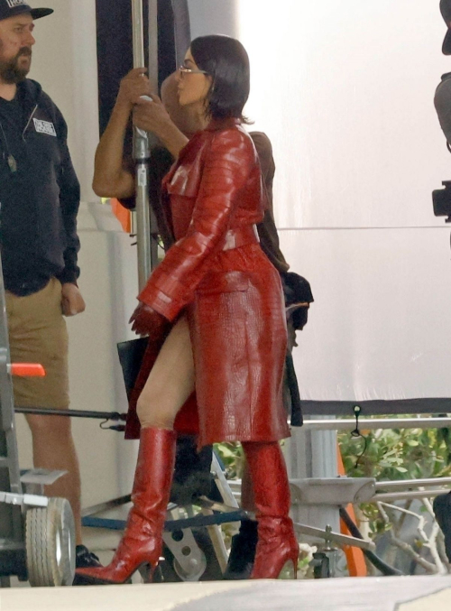 Kim Kardashian Naomi Watts on Set of All