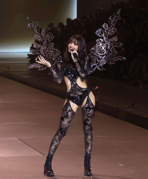 Lalisa Manobal Performs at Victoria’s Secret Fashion Show Brooklyn October 2024 2