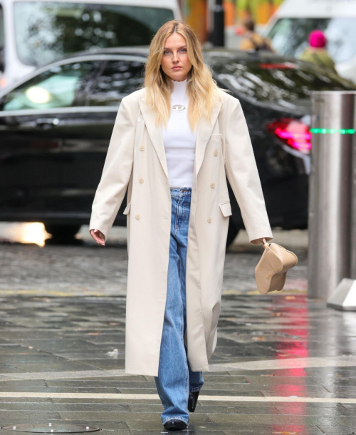 Perrie Edwards Arrives at Capital Studios in London, September 2024 1