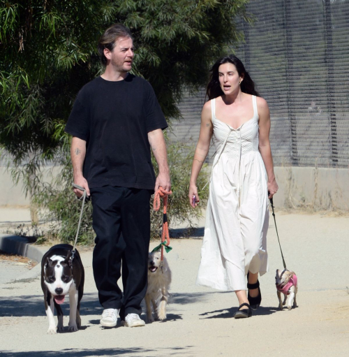 Scout Willis Out with Friends and Dogs in Los Angeles, September 2024 5